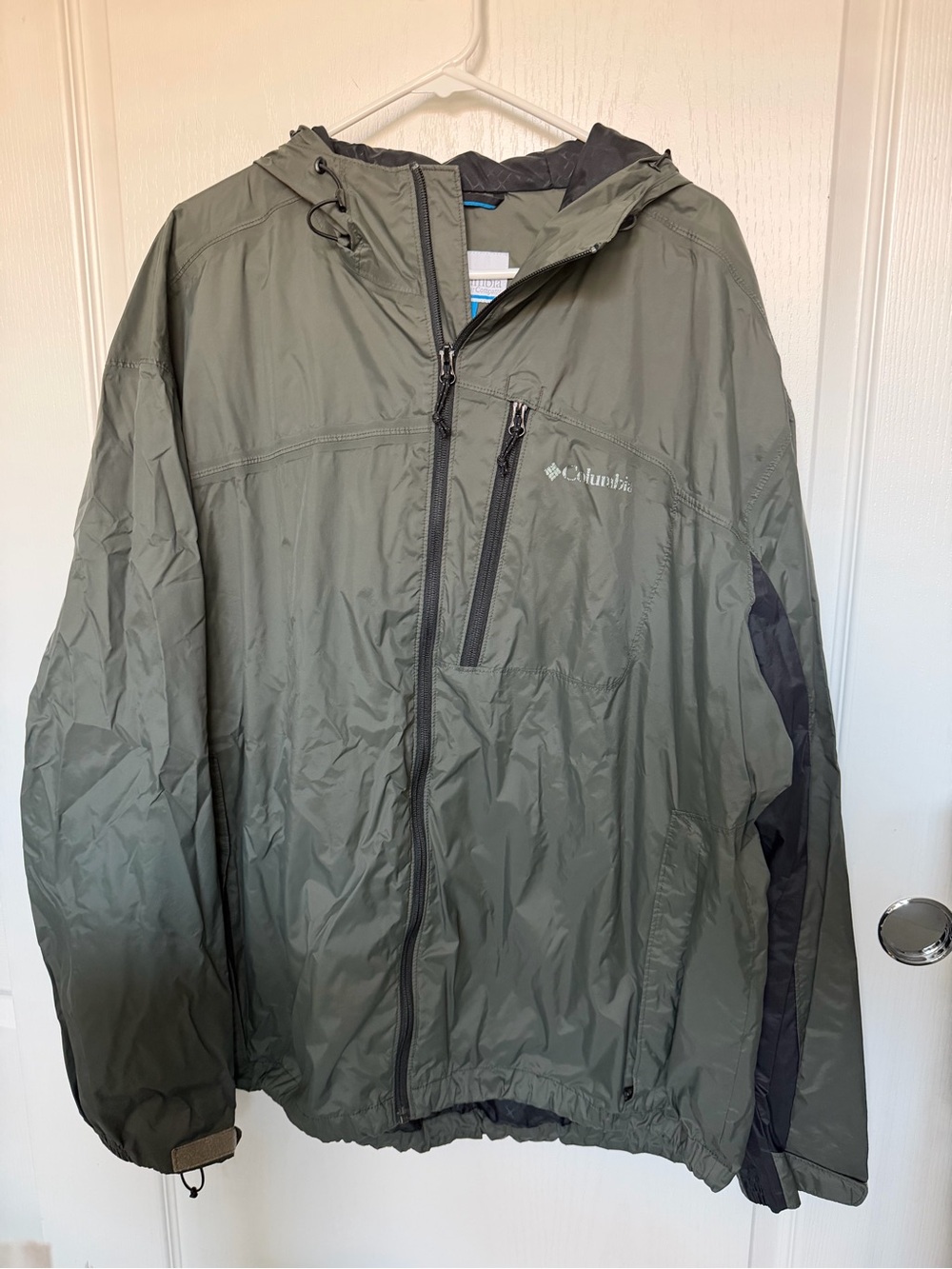 Columbia Men's Hooded Gray Packable Rain Jacket